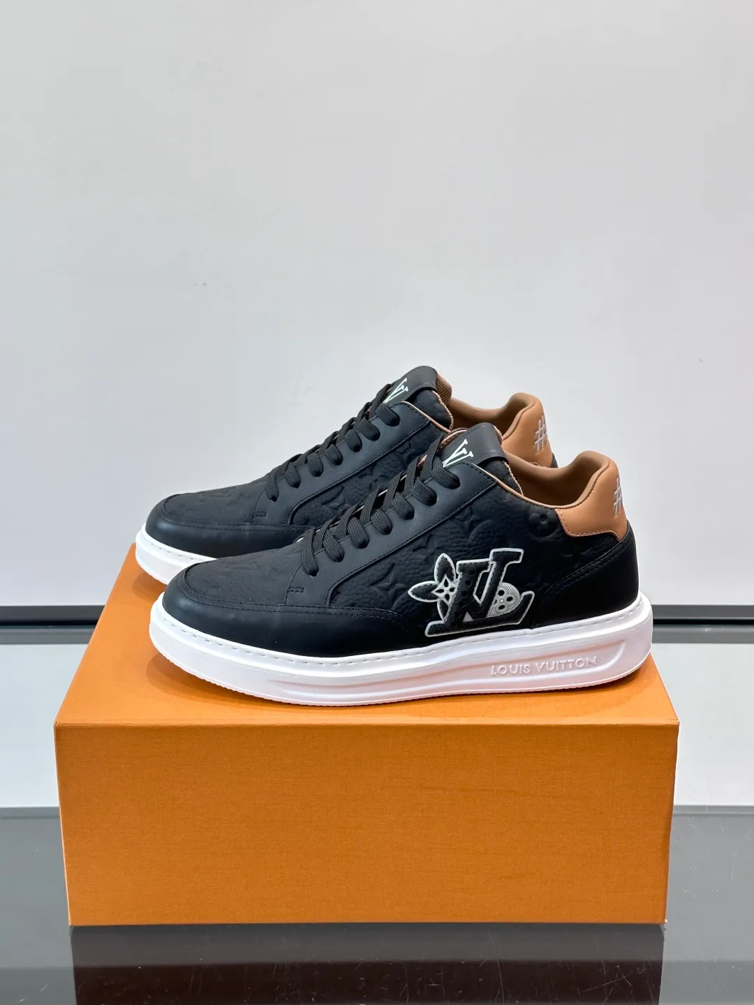 Men's shoes 💰p400 "＊OUIS ＊UITTO＊" Men's sports shoes, grained cow leather are low-key and recognizable. The rubber sole is thick and lightweight, the padded insole + technical lining make it super comfortable to wear! The main color with brown details is versatile and fashionable, and can be worn for daily leisure or business ~ LV embossing on the side of the shoe + brand logo on the sole, perfect details! size: 38-44 (45 customized)